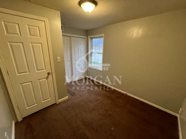 Building Photo - 830 E 7th St