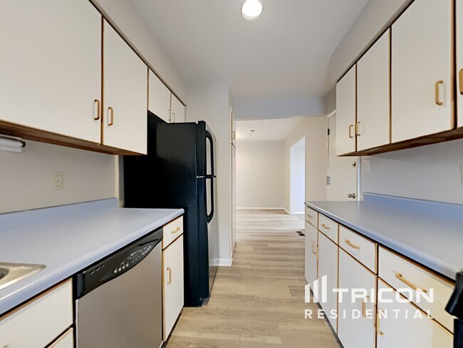 Building Photo - 1045 Crown Dr