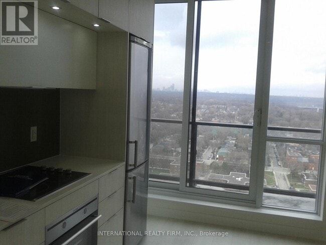 Building Photo - 170 Sumach St