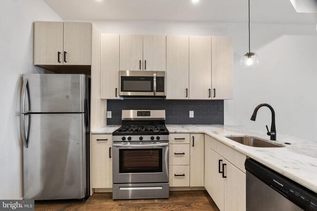 Building Photo - 2526 W Girard Ave