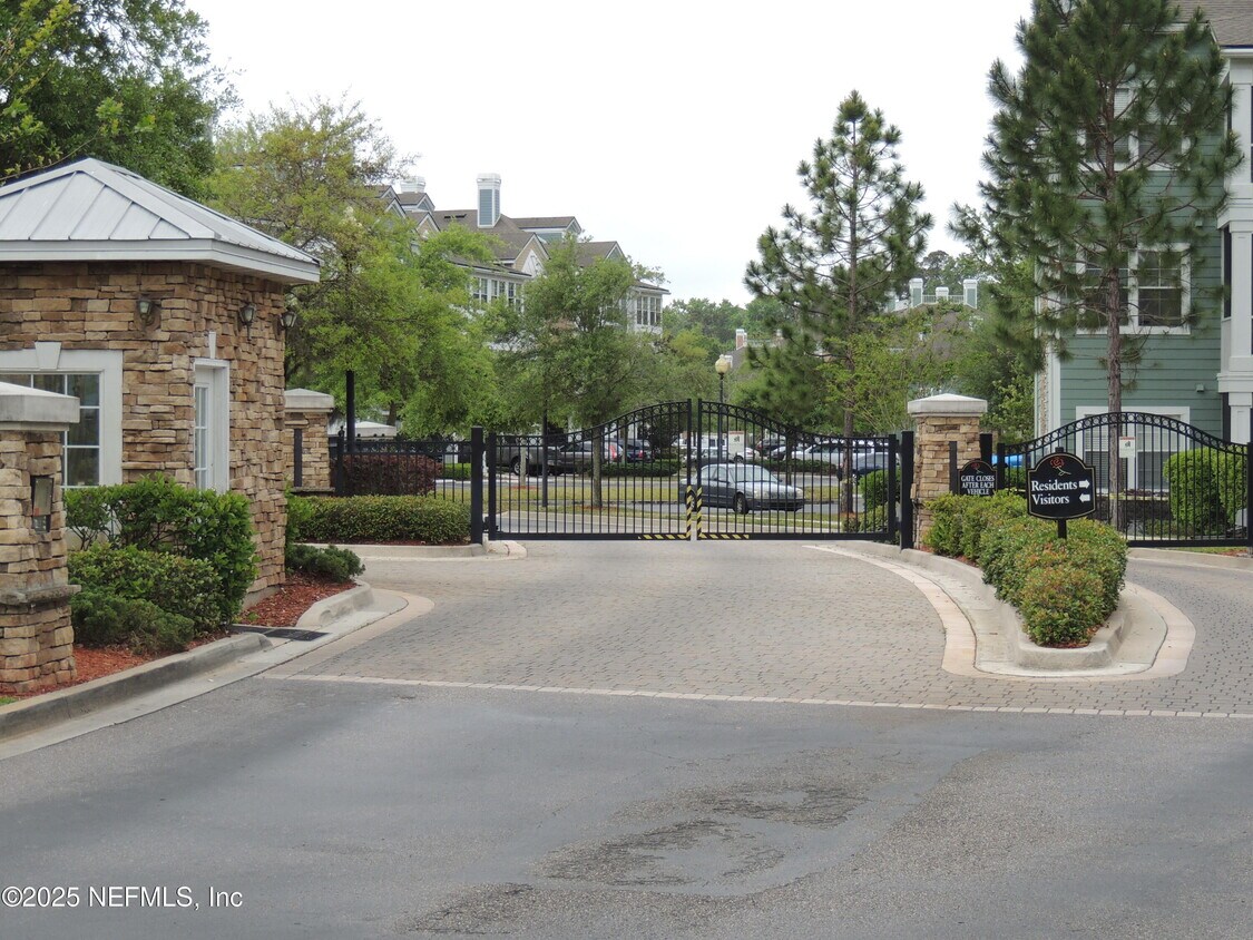 Foto principal - 8550 Touchton Rd