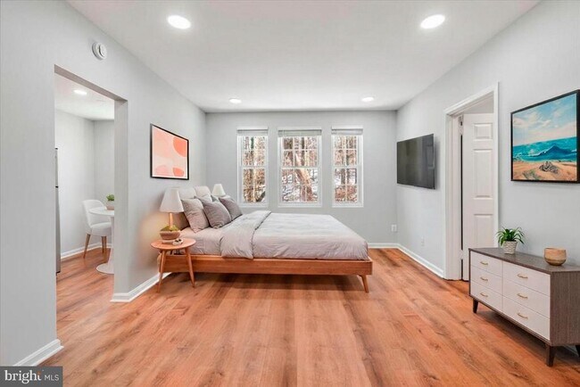 Foto del edificio - 1909 N Rhodes St