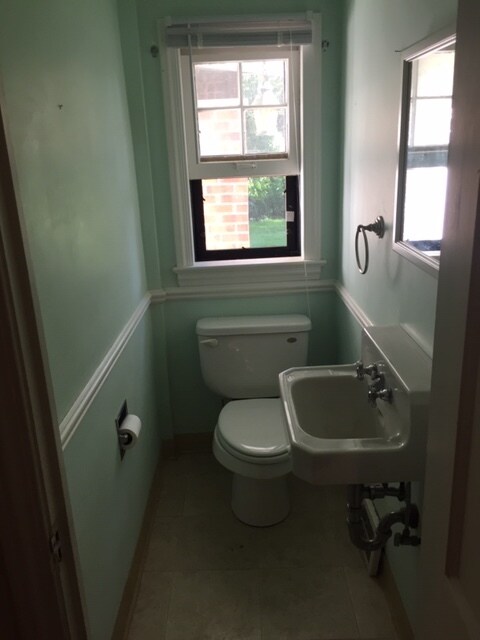 half bath - 10525 Washington St