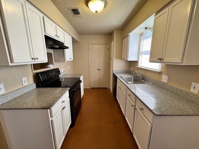 Foto del edificio - 5204 Hideaway Ct