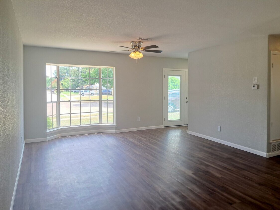 Foto principal - Spacious 3 bedroom 2 bath home w/ swimming...