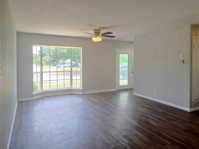 Spacious 3 bedroom 2 bath home w/ swimming... - Spacious 3 bedroom 2 bath home w/ swimming...