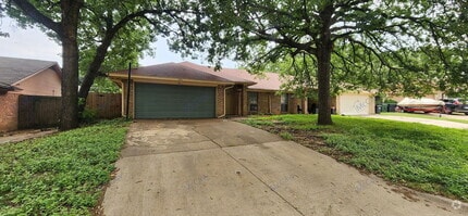 Building Photo - 2204 Oak Hill Dr