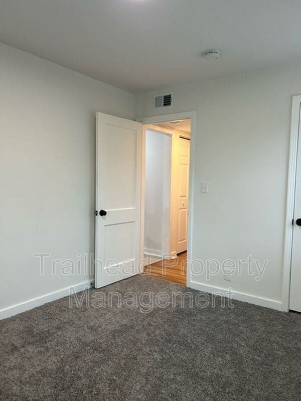 Foto del edificio - 300 E Gregory Blvd