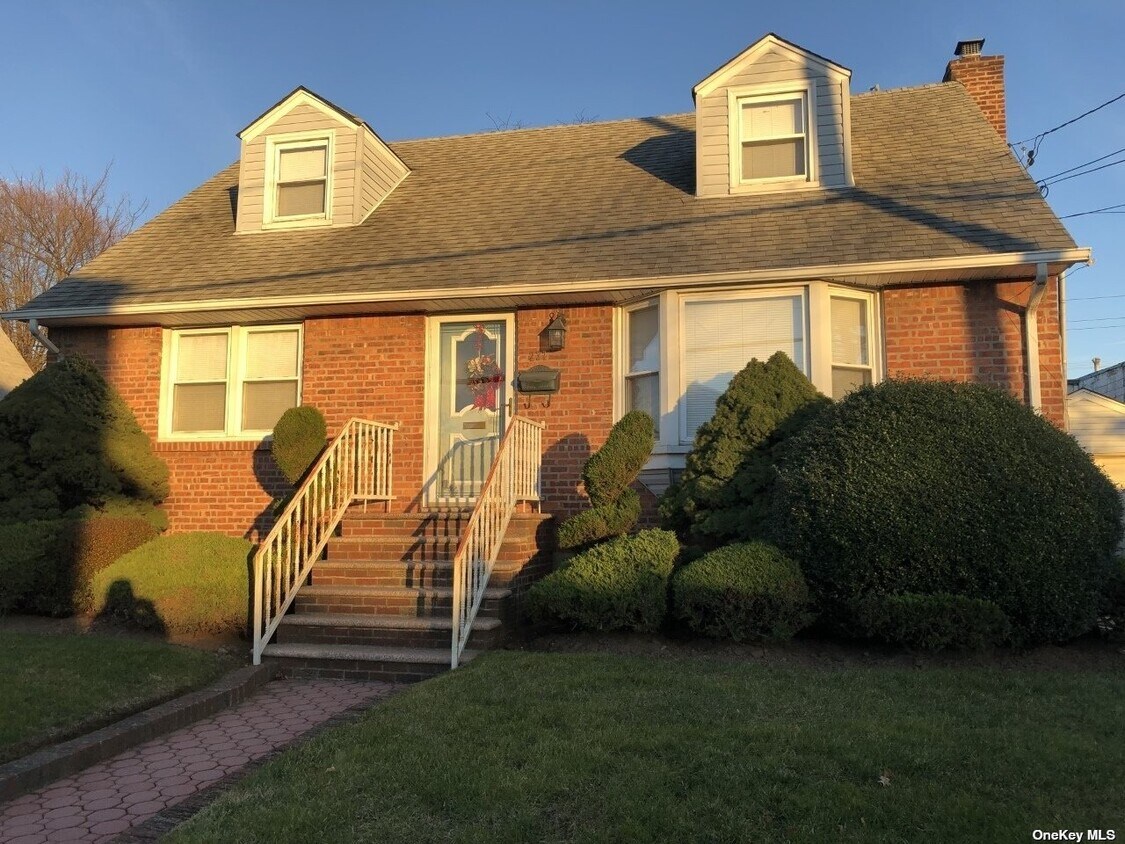 237 Oakley Ave, Elmont, NY 11003 House for Rent in Elmont, NY