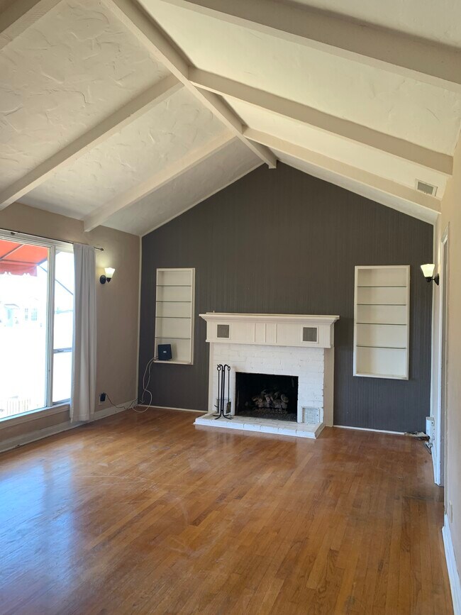 Open airy living room with vaulted ceilings - 1702 Golden Ave