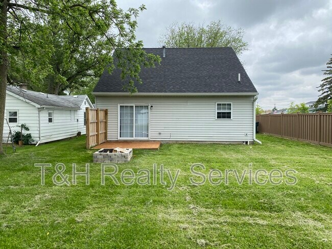 Building Photo - 3008 N Pauline Ave