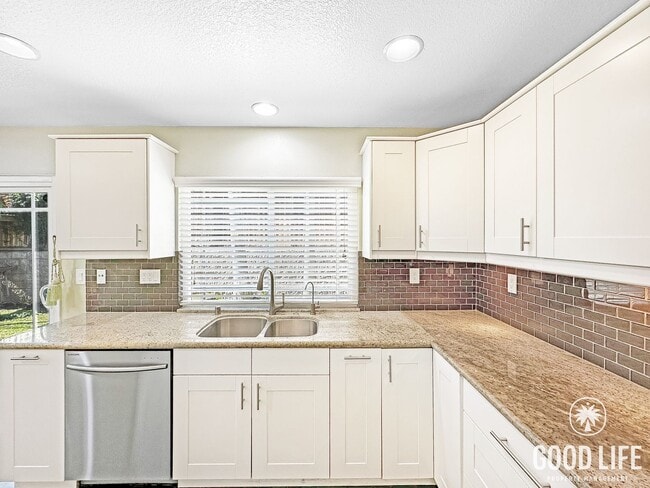 Building Photo - Beautiful 3-Bed Home w/ Vaulted Ceilings, Stainless Appliances, Private Backyard & 2-Car Garage