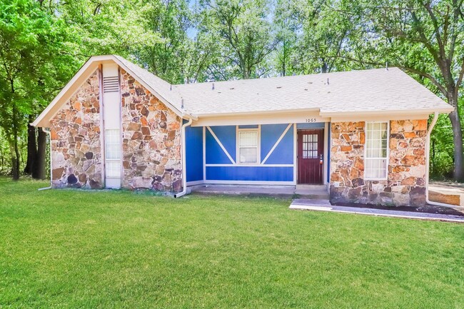 Building Photo - 1065 Llano Cove