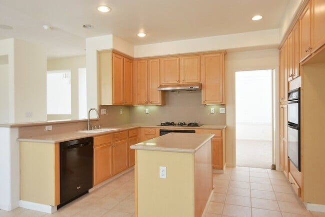 Building Photo - Gorgeous and Spacious 5 Bedroom 4 Bath Hom...