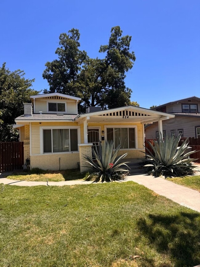 Building Photo - 824 N Farris Ave
