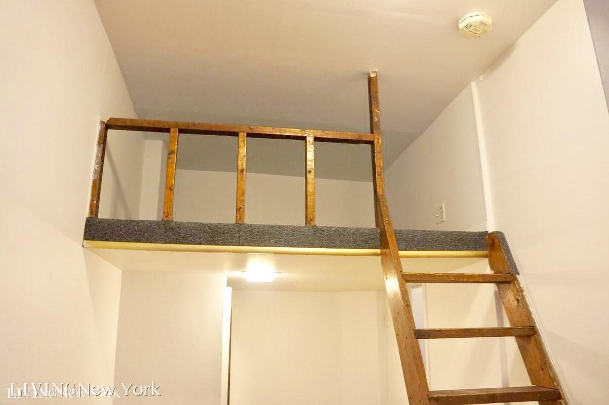 Building Photo - 372 W 46th St