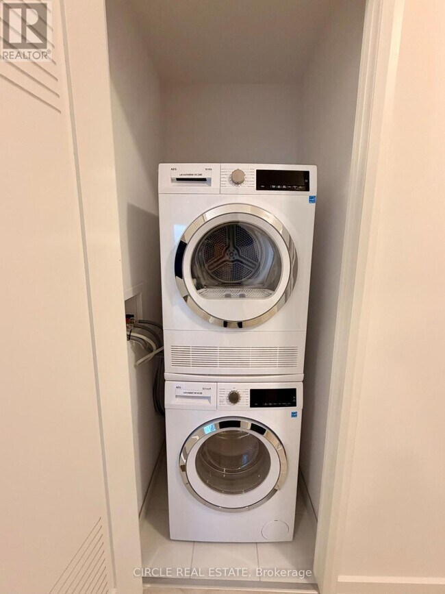 Photo du bâtiment - 75 James St S