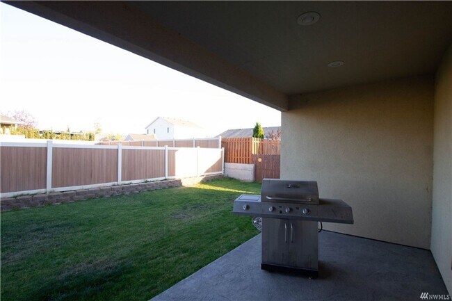 Foto del edificio - Beautiful 3 bed 2 bath stucco home in a newer area of homes. Just down the street from Park Orcha...