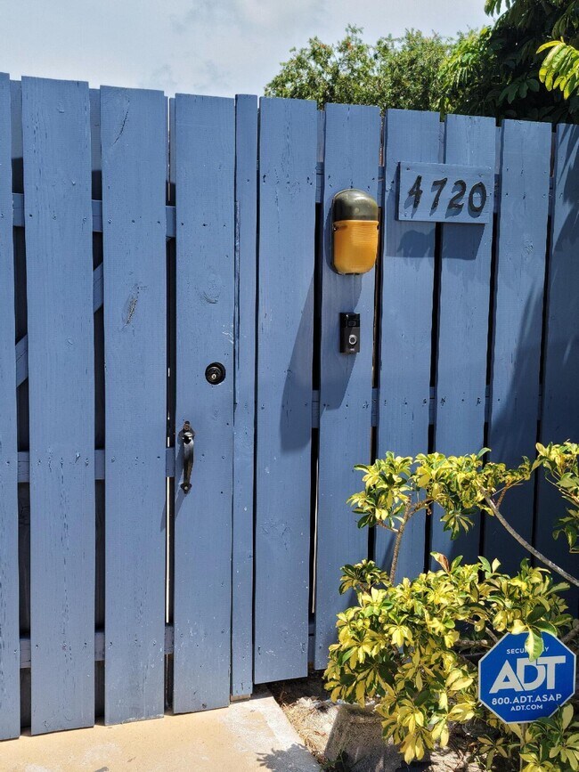 Foto del edificio - 4720 Holly Lake Dr