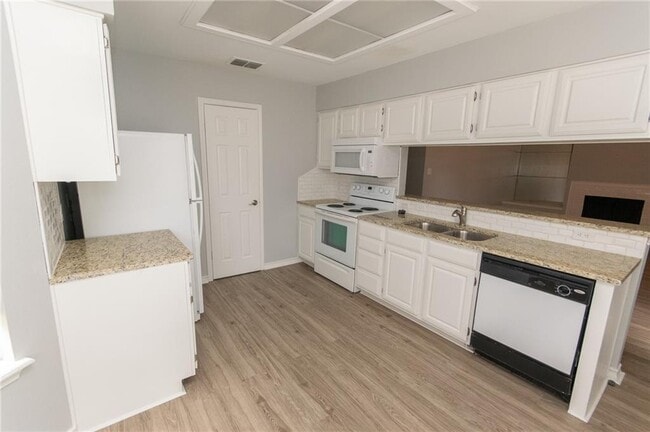 Building Photo - 7209 Mansions Dr
