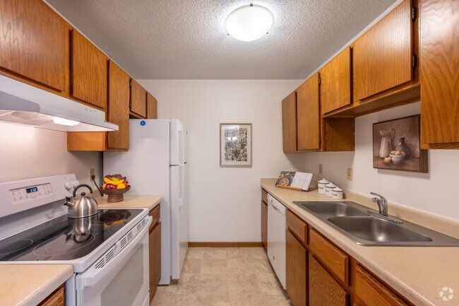 1BR, 1BA - 670SF - Kitchen - Surrey Gardens Apartments