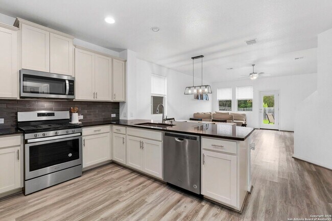 Foto del edificio - 4 Bedroom/2.5 Bathroom Tribute Ranch Subdivision