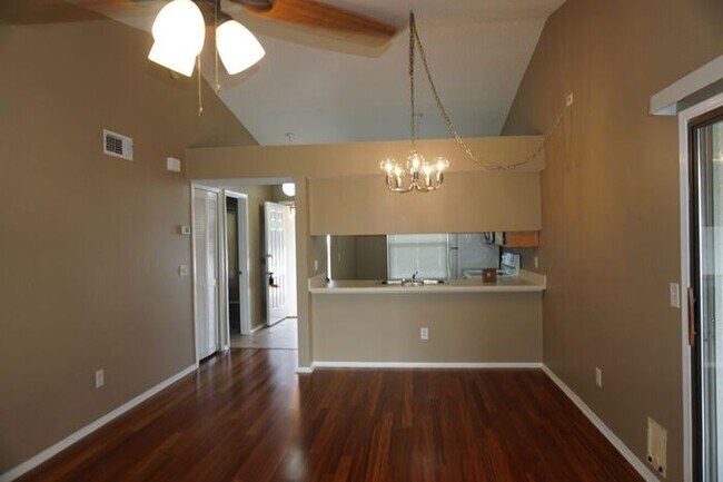 Building Photo - 2 Bedroom Lake Mandarin Waterfront Townhome