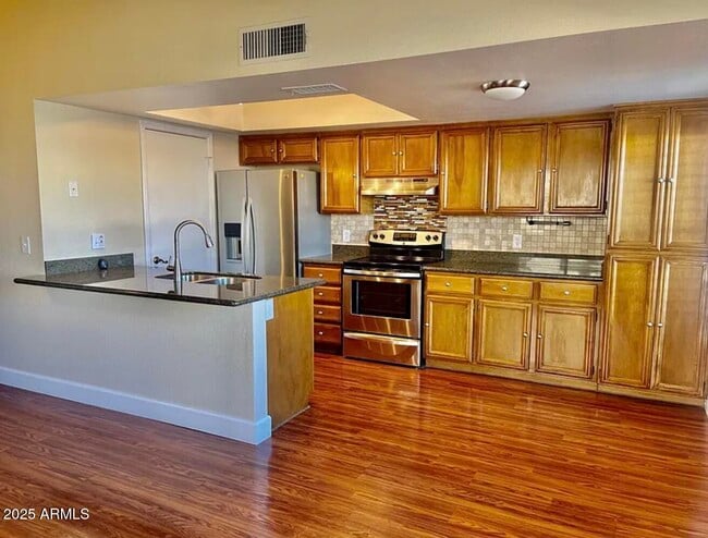 Building Photo - 861 E Lola Dr