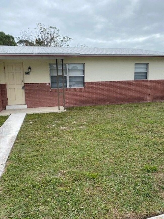 Building Photo - 2 bedroom, 1 bathroom Duplex in North Ft P...