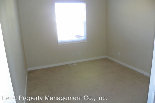 Building Photo - 4 br, 2 bath House - 2924 NE Red Oak Dr.