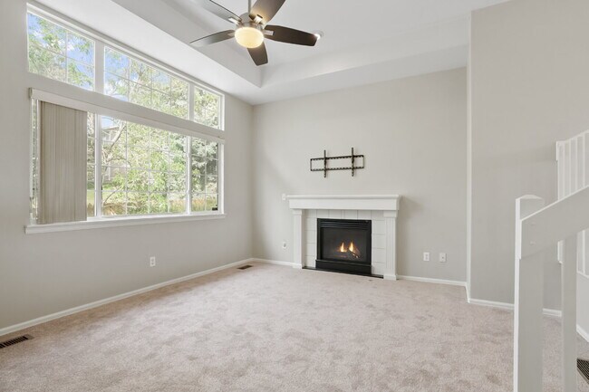 Foto del edificio - Bright End-Unit Townhome with 3 Beds, 2.5 ...