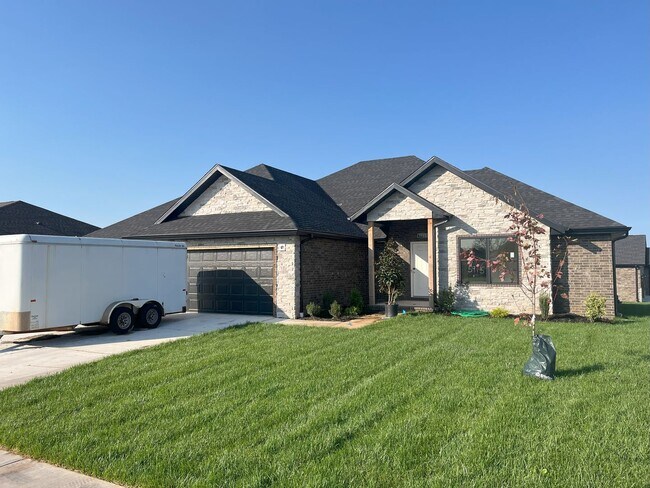 Foto del edificio - Nearly-new 4-bedroom, 2-bath home in the exclusive Lion's Gate Neighborhood!!!