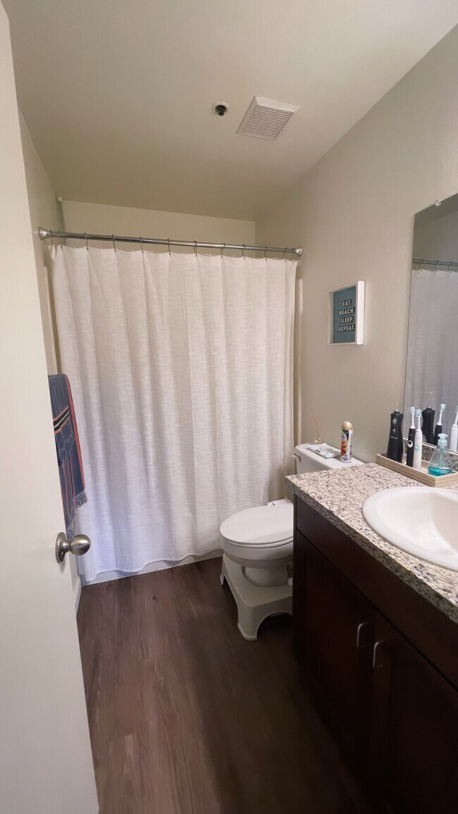 Bathroom 2 (Master BR) - 1027 SOUTHWOOD DR