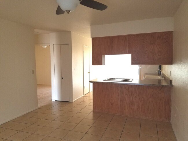 Building Photo - Walnut Ave - Triplex