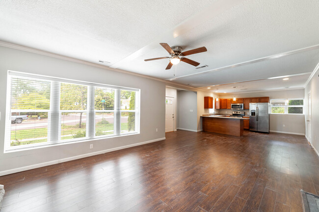 Building Photo - 400 Crestland Ave
