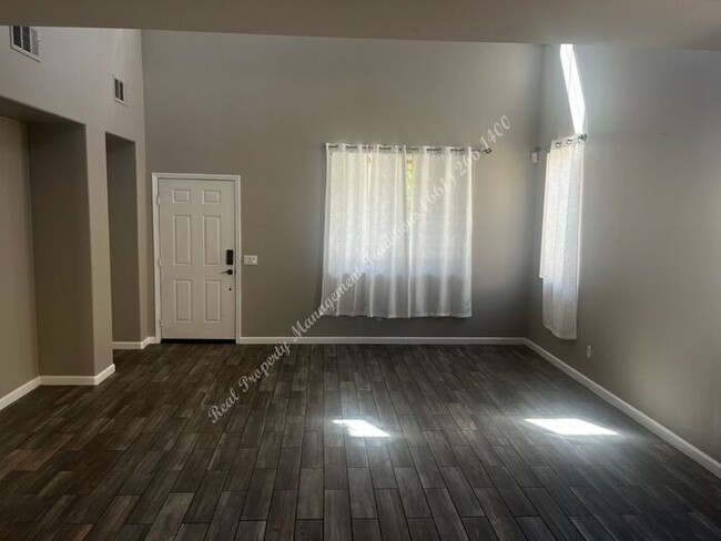 Building Photo - Beautiful Spacious 5 Bedroom Home Located ...