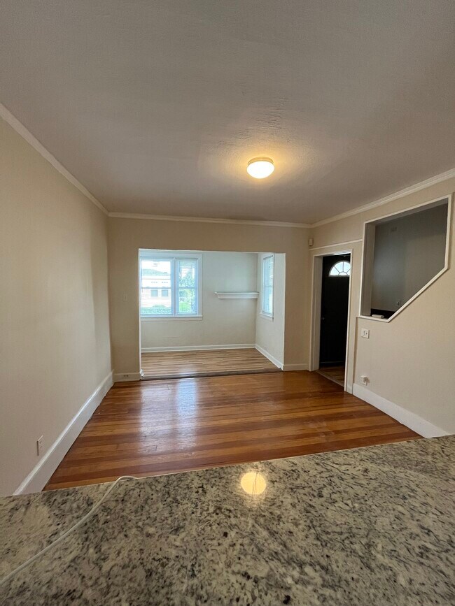 Sala de estar y rincón (1/3) - 52 Germain Ave