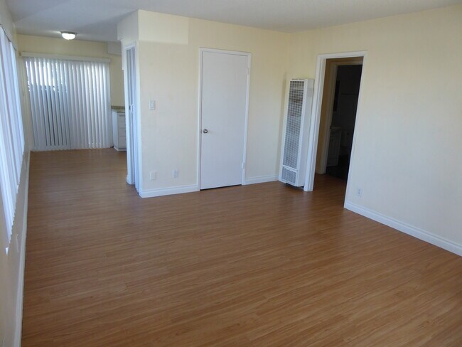 Entrada Sala de estar - 214 Melrose Dr