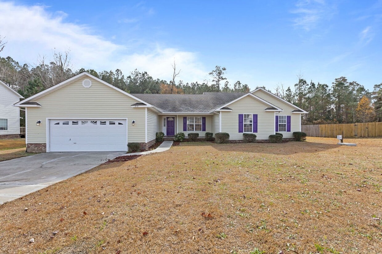 Primary Photo - Large Ranch Home with 4BR/ 2 Bath with an ...
