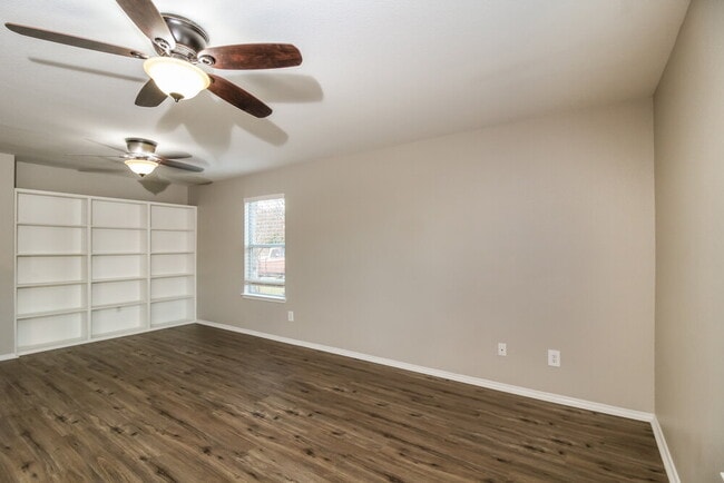 Building Photo - 120 Thoroughbred Dr