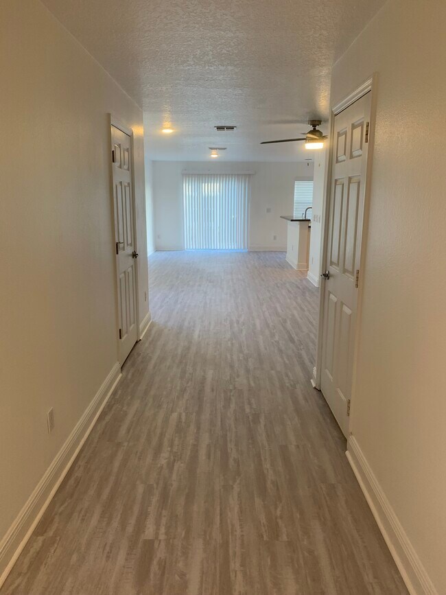 Building Photo - 12754 Somerset Oaks St