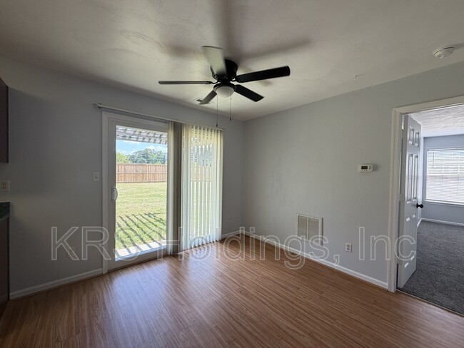 Building Photo - 128 Majestic Dr N