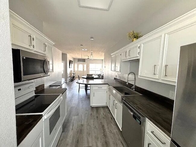 Building Photo - 4 bed 4 bath duplex - $550 per bed