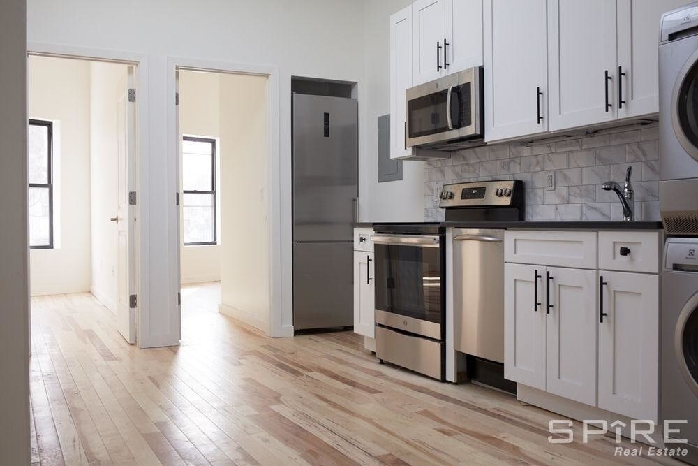 Foto principal - Renovated 2 Bedroom Apartment