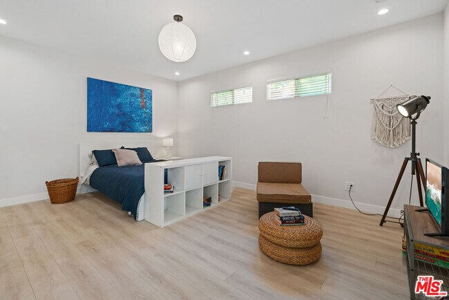 Building Photo - 5634 Ventura Canyon Ave
