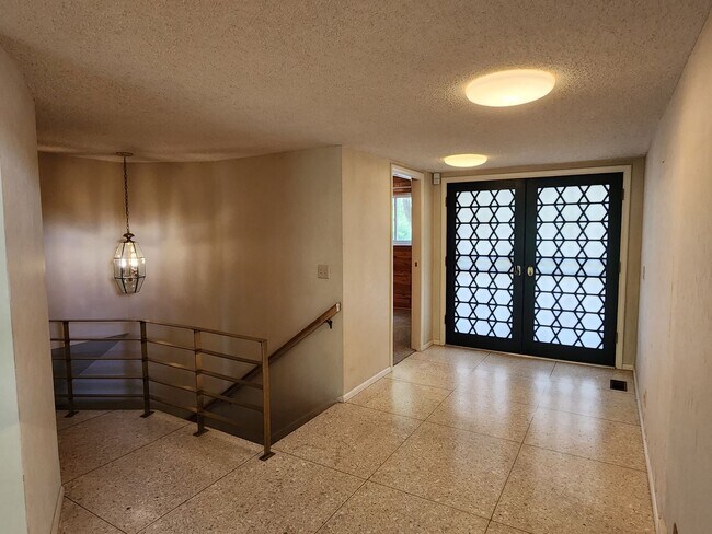 Foto del edificio - Beautiful 5 Bd 3.5 Ba Home in Holladay