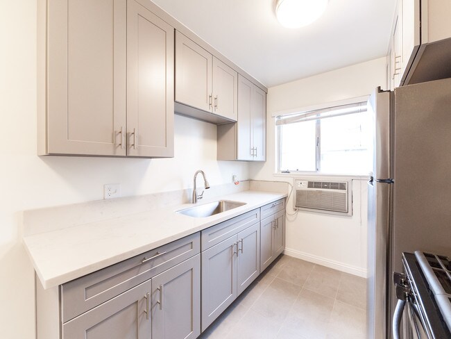 Building Photo - 501 S Kingsley Dr