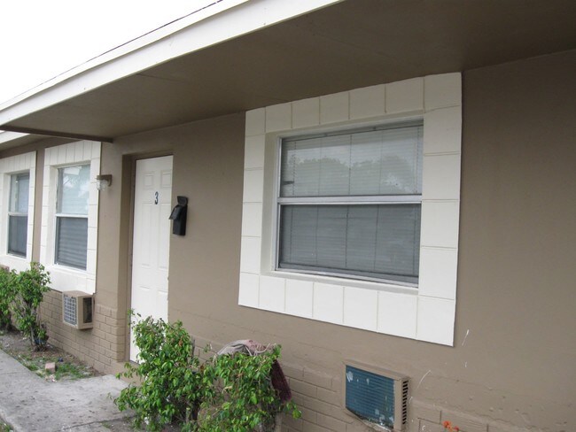 Building Photo - 2701 NW 1st Ct