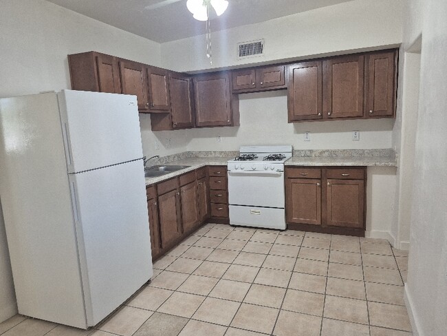 Foto del edificio - 613 W 41st St