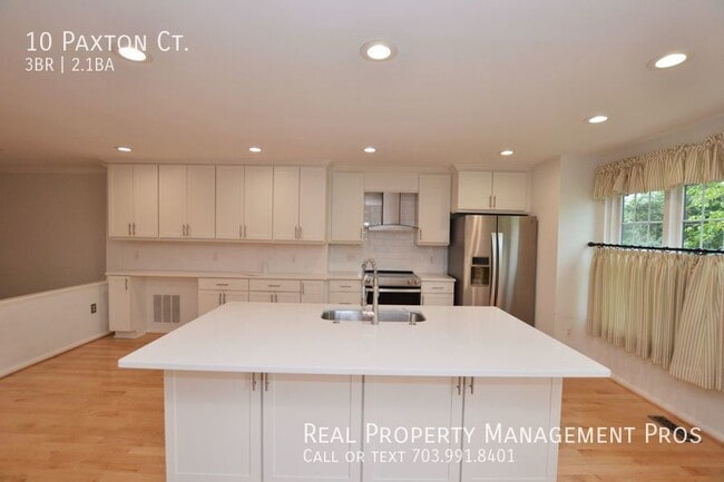 Building Photo - Completely Renovated Townhouse In Countrys...